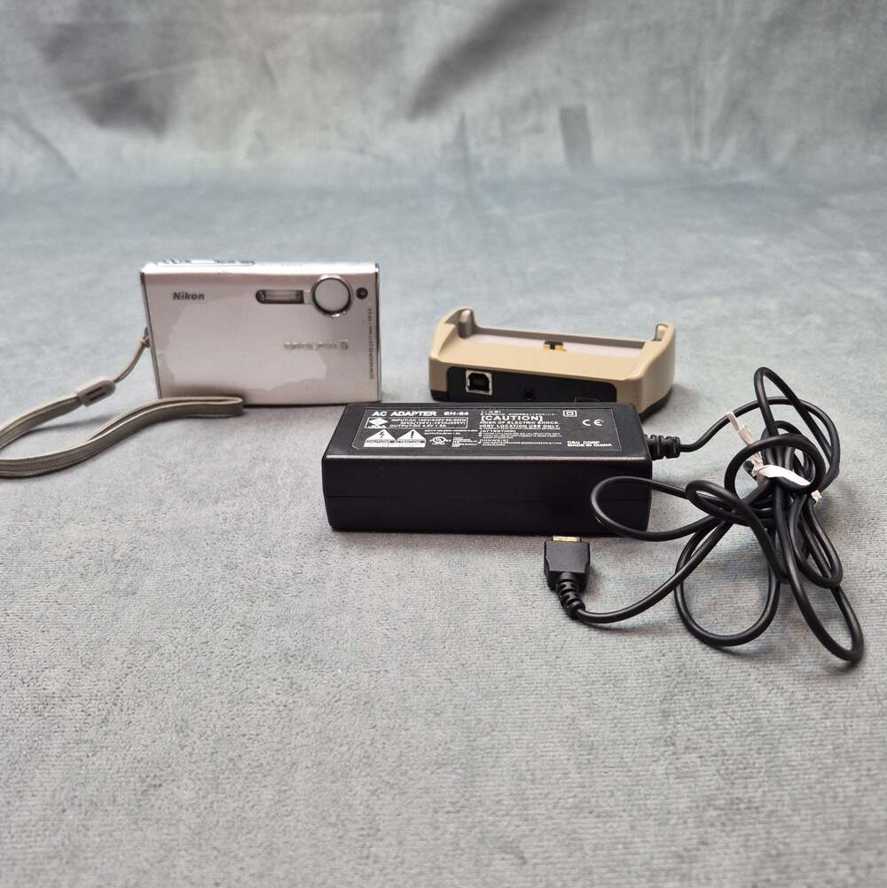 Nikon Coolpix S5 6MP Digital Camera w/ 3x Zoom w/ Battery For Parts or Repair